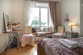 Dream Stay - Historical 3-Bedroom Apartment with Sauna & Fireplace